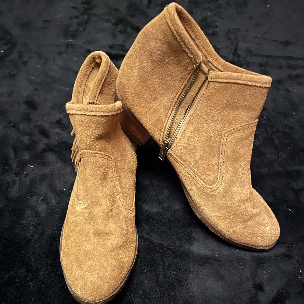 Minnetonka Booties Size Brown with Fringe Size 9.5